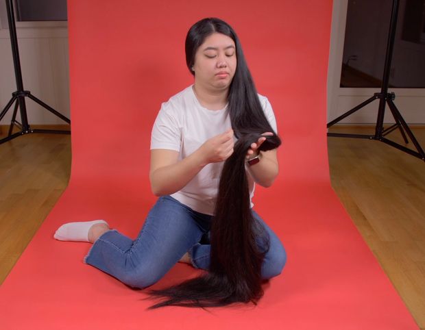 VIDEO - Really long black hair on red