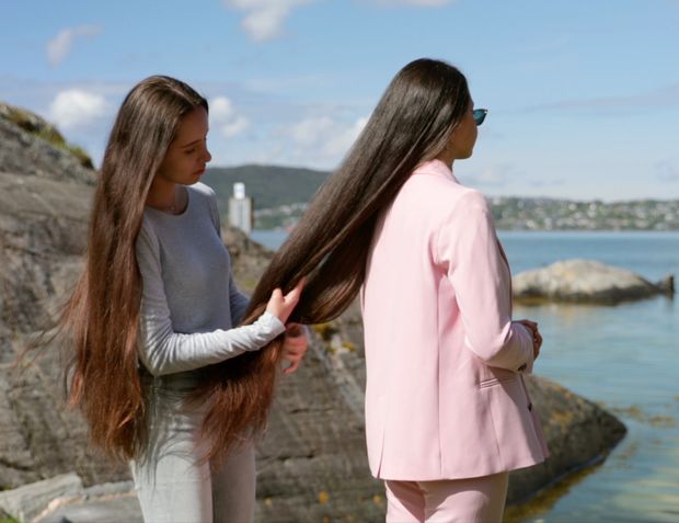 VIDEO - Two sisters by the sea