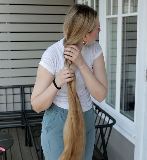 VIDEO - Blonde Rapunzel&#x27;s ultra beautiful hair