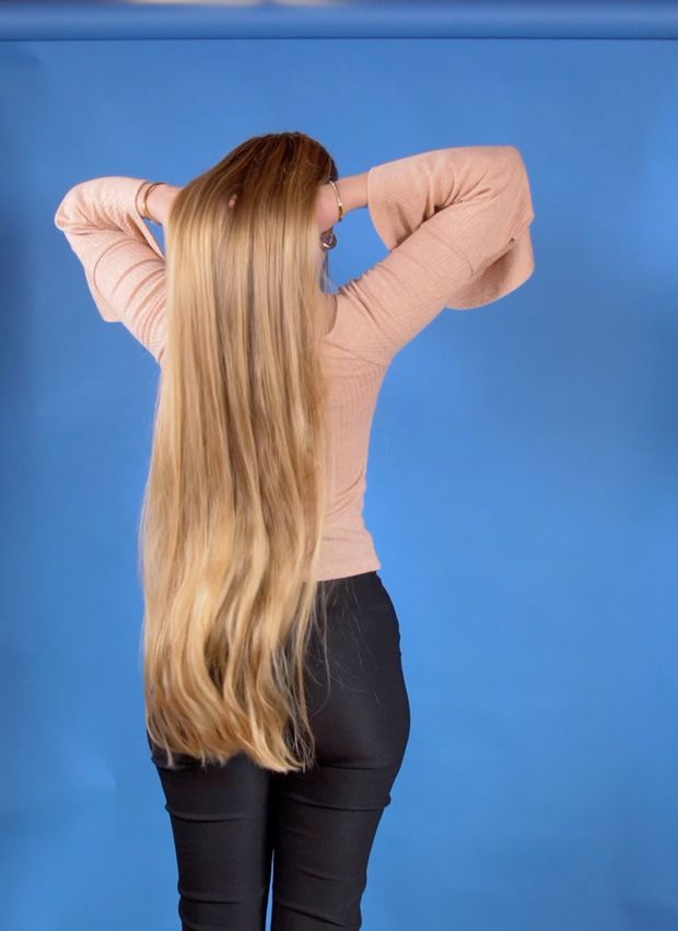 VIDEO - Hair bun perfection on blue