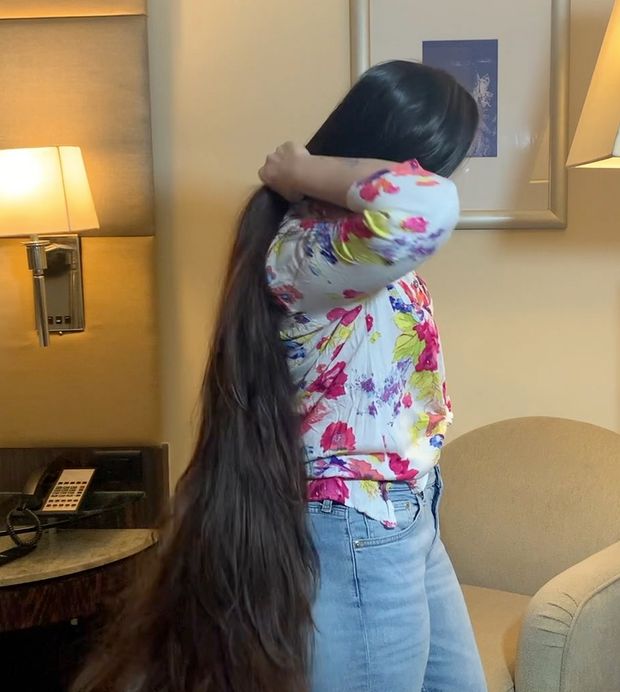 VIDEO - Neha&#x27;s extreme long hair show