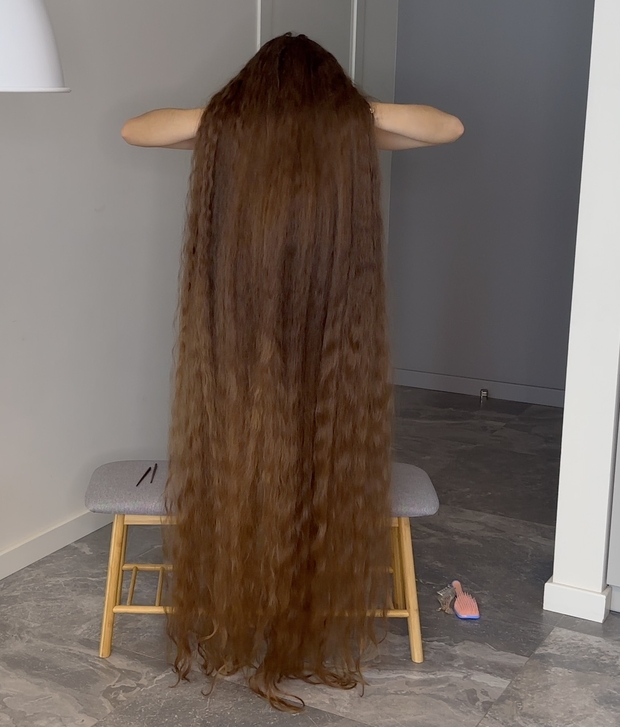 VIDEO - Floor length hair dream