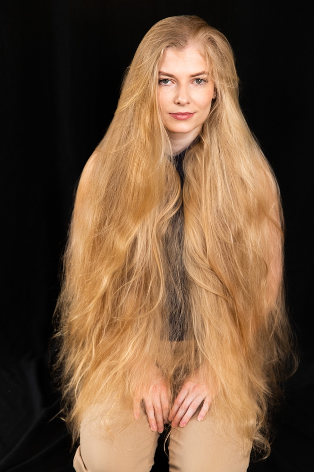 PHOTO SET - Helene&#x27;s blonde hair covering photoshoot
