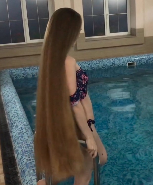 VIDEO - Rapunzel bathing
