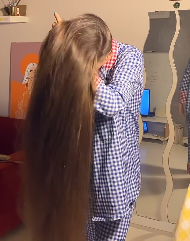 VIDEO - Extreme calf length hair in front of her face (part 1)