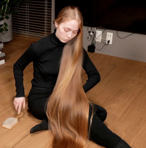 VIDEO - Blonde calf length hair floor show