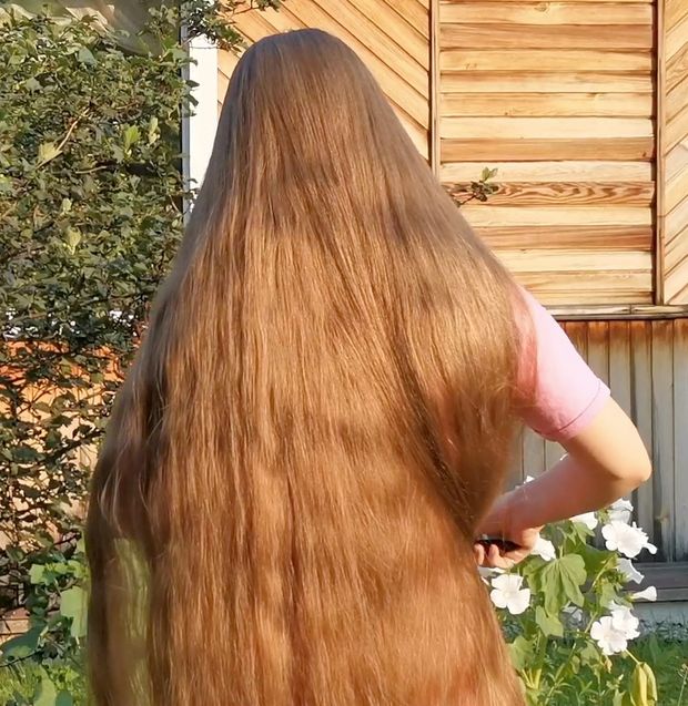 VIDEO - Tons of shampoo for very long blonde hair