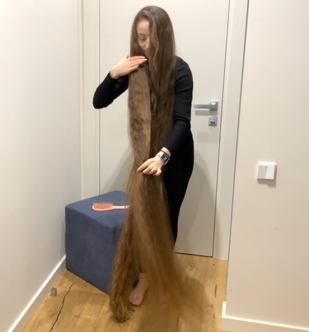 VIDEO - Brushing a pile of hair