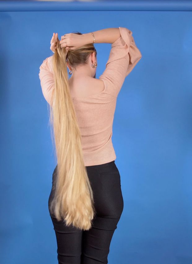 VIDEO - Hair bun perfection on blue