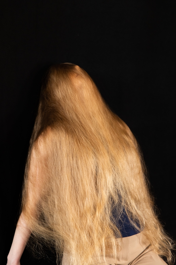PHOTO SET - Helene&#x27;s blonde hair covering photoshoot