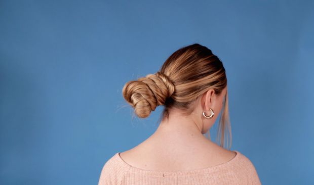 VIDEO - Hair bun perfection on blue