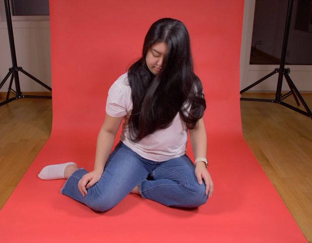 VIDEO - Really long black hair on red
