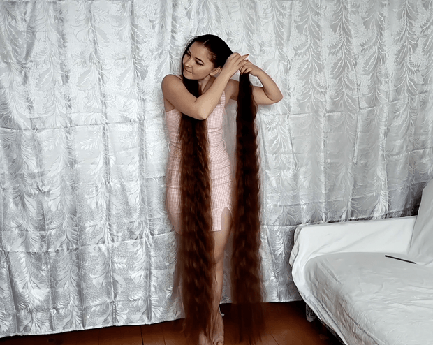 VIDEO - Margarita&#x27;s super long, creative hair play