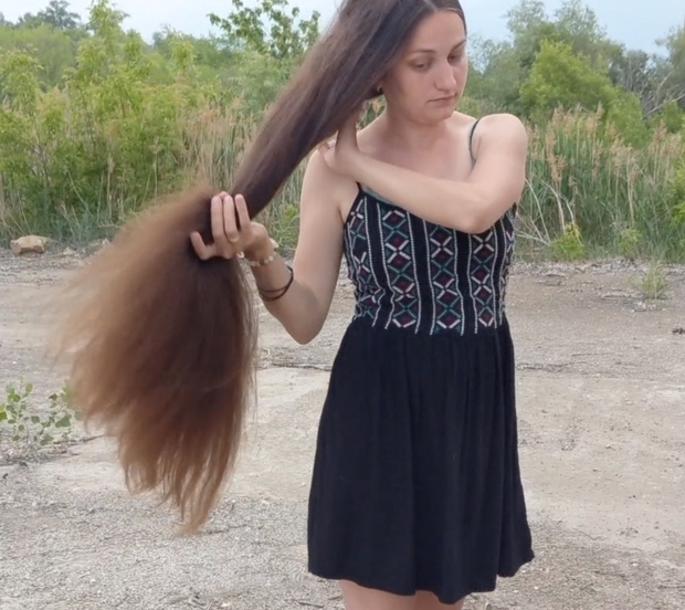 VIDEO - Displaying her massive mane in the wind