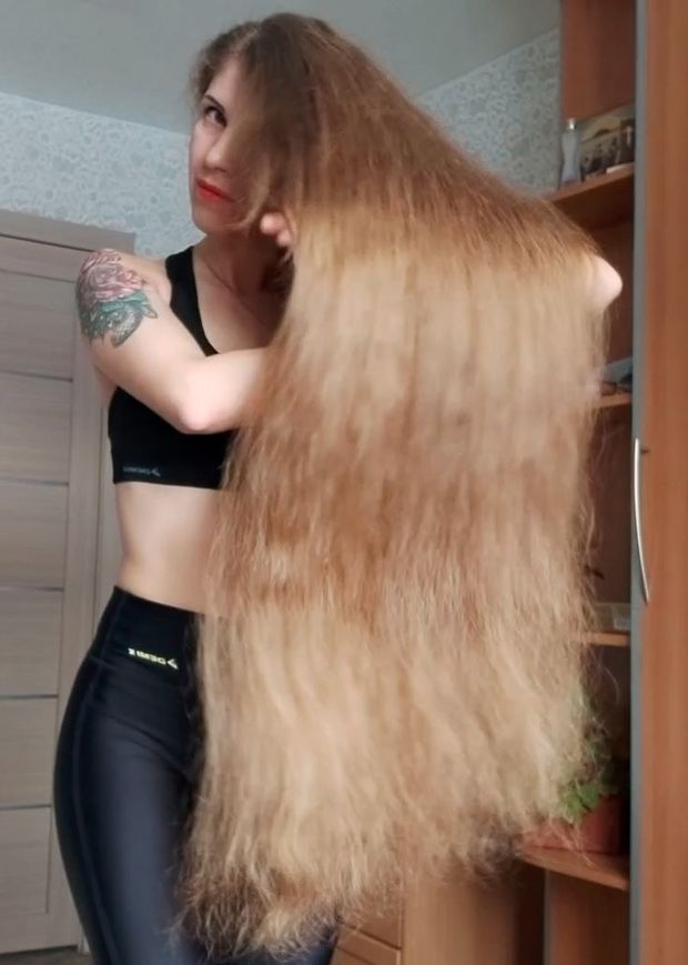 VIDEO - A massive mane and folded hair