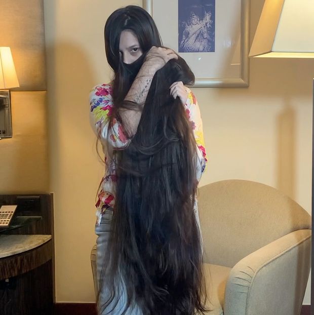 VIDEO - Neha&#x27;s extreme long hair show