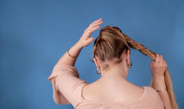 VIDEO - Hair bun perfection on blue