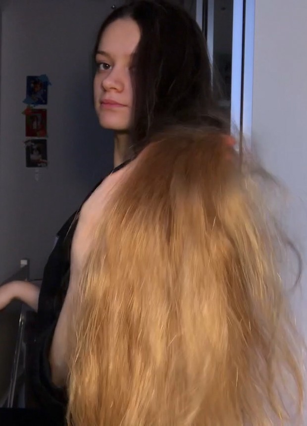 VIDEO - Ottavia&#x27;s thick hair play 2