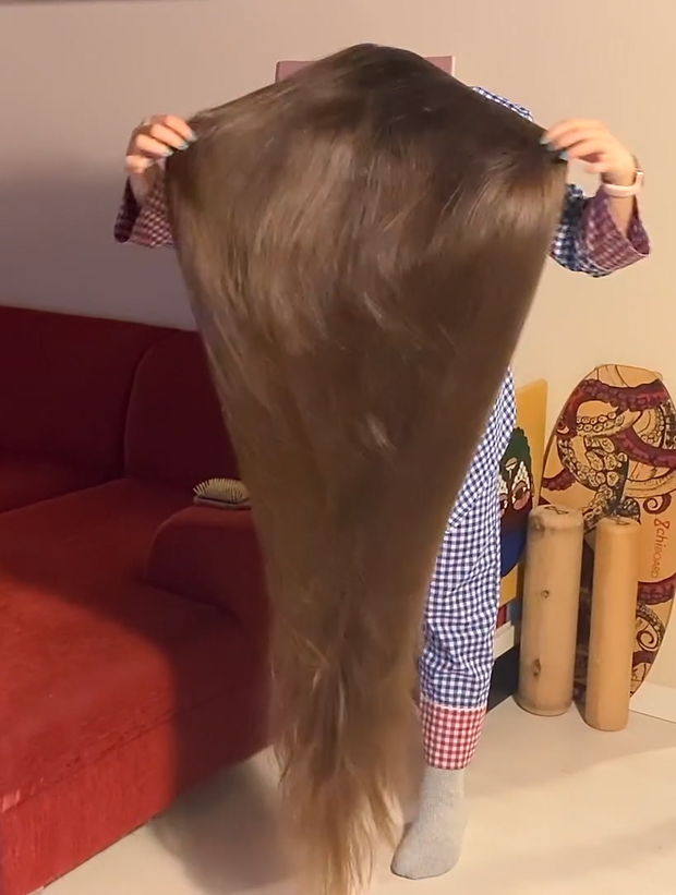 VIDEO - Extreme calf length hair in front of her face (part 1)