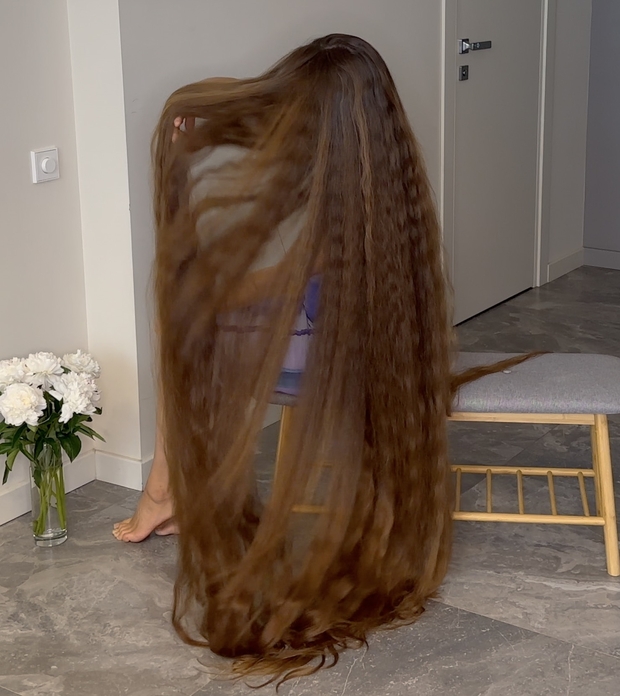 VIDEO - Floor length hair dream