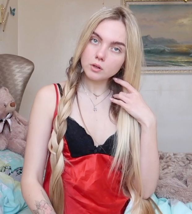 VIDEO - Mariia in red