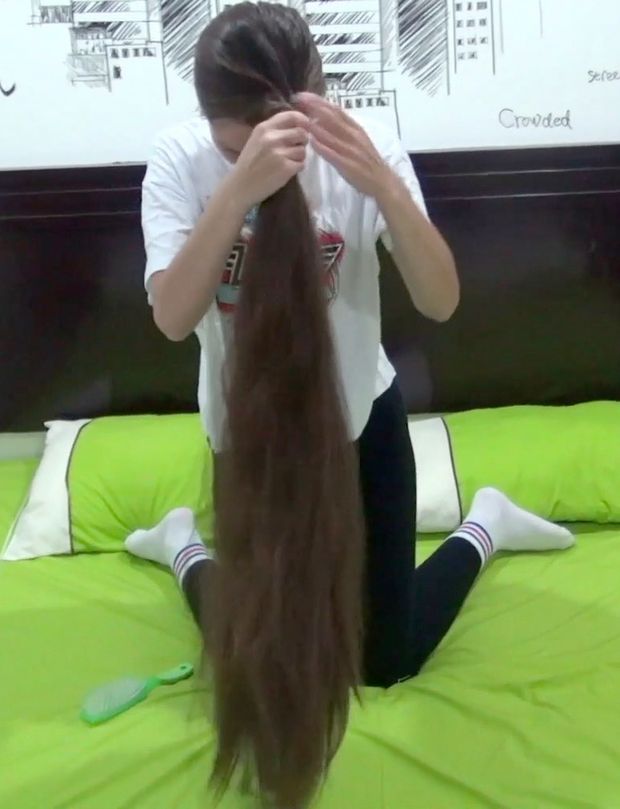 VIDEO - A young woman with a passion for extreme hair lengths