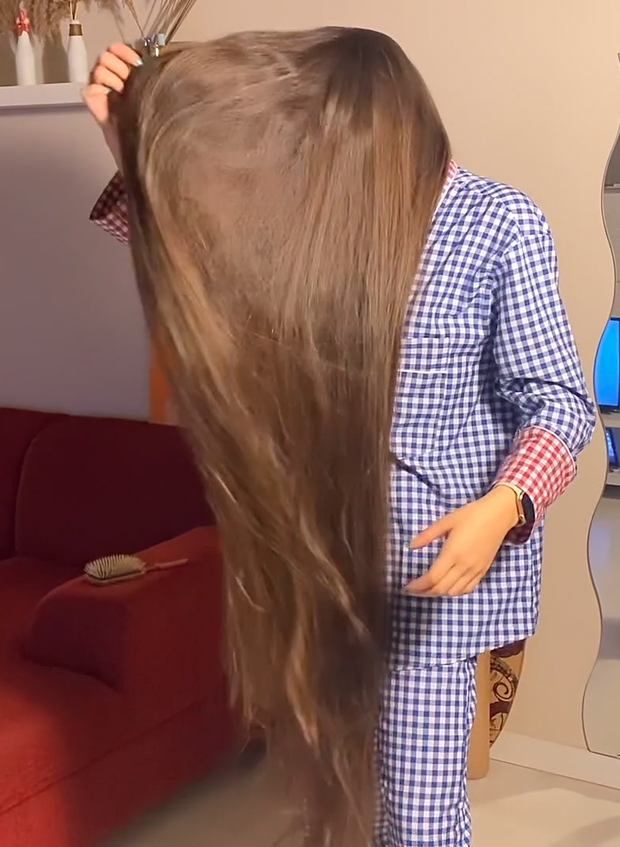 VIDEO - Extreme calf length hair in front of her face (part 1)