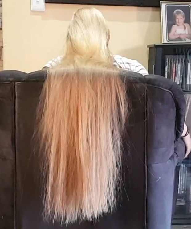 VIDEO - Heavy blonde hair behind the chair