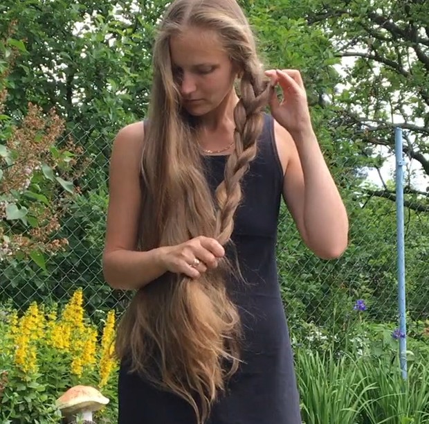 VIDEO - Katarina in her garden