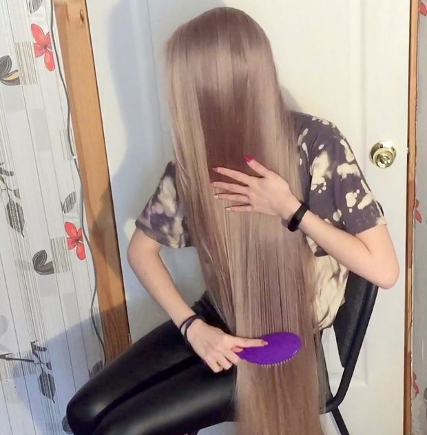 VIDEO - The blonde with the silky hair