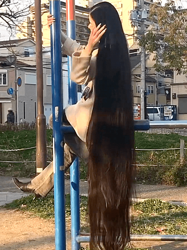 VIDEO - Floor length hair in public 2