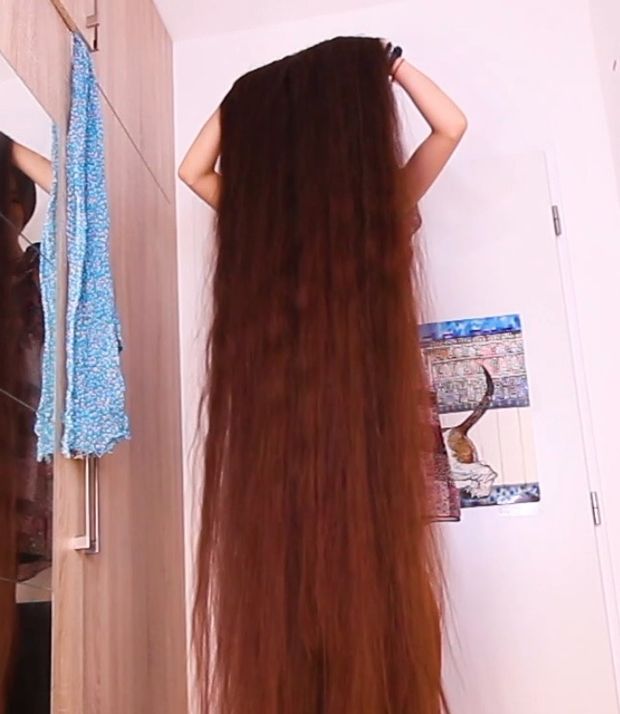 VIDEO - Extreme hair in front of her face