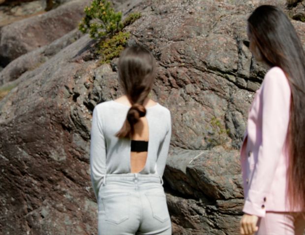 VIDEO - Two sisters by the sea