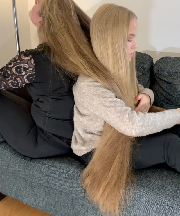 VIDEO - Audrey and Siri in the sofa (part 1)