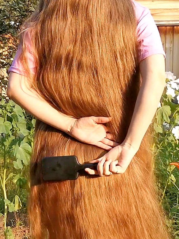 VIDEO - Tons of shampoo for very long blonde hair