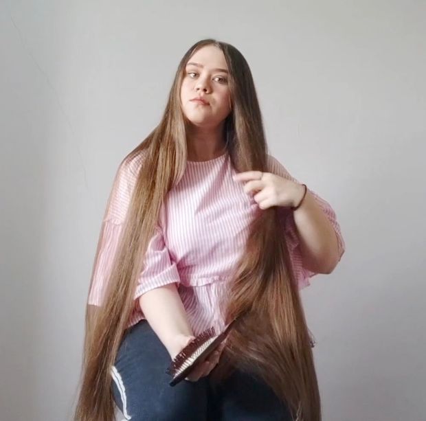 VIDEO - Pink shirt, shiny hair