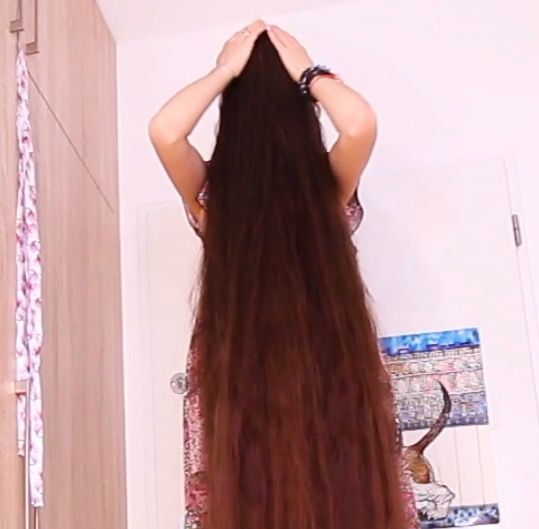 VIDEO - Extreme hair in front of her face