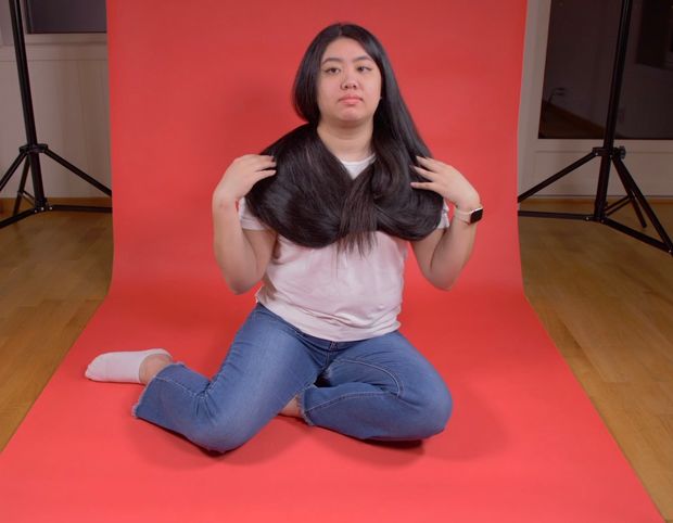 VIDEO - Really long black hair on red