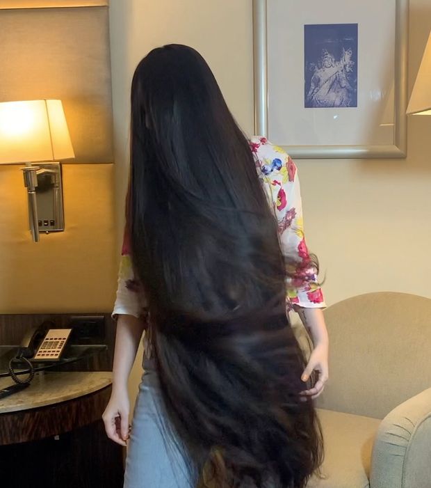 VIDEO - Neha&#x27;s extreme long hair show