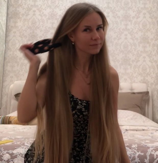 VIDEO - Julia&#x27;s blonde silk in a beautiful room