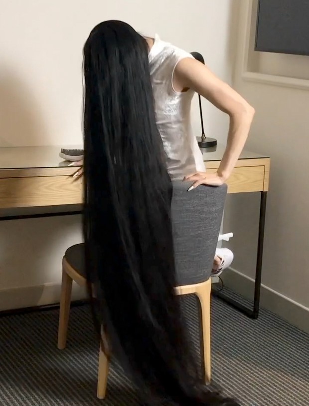 VIDEO - A lot of length, a lot of hair play