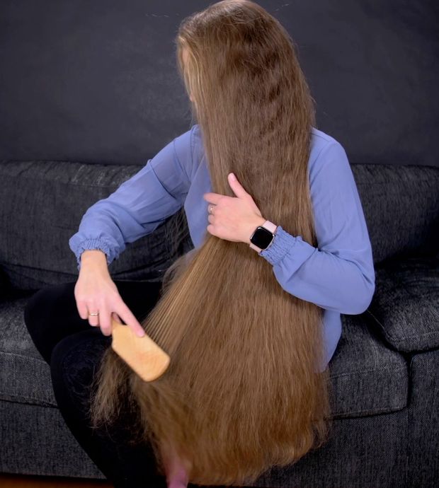 VIDEO - Brushing her massive mane