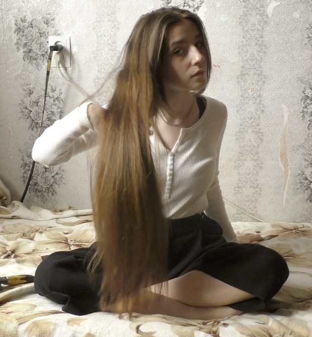 VIDEO - Tanya&#x27;s bundrops in front of her face