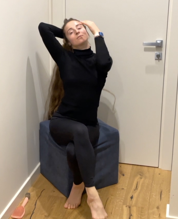VIDEO - Brushing a pile of hair