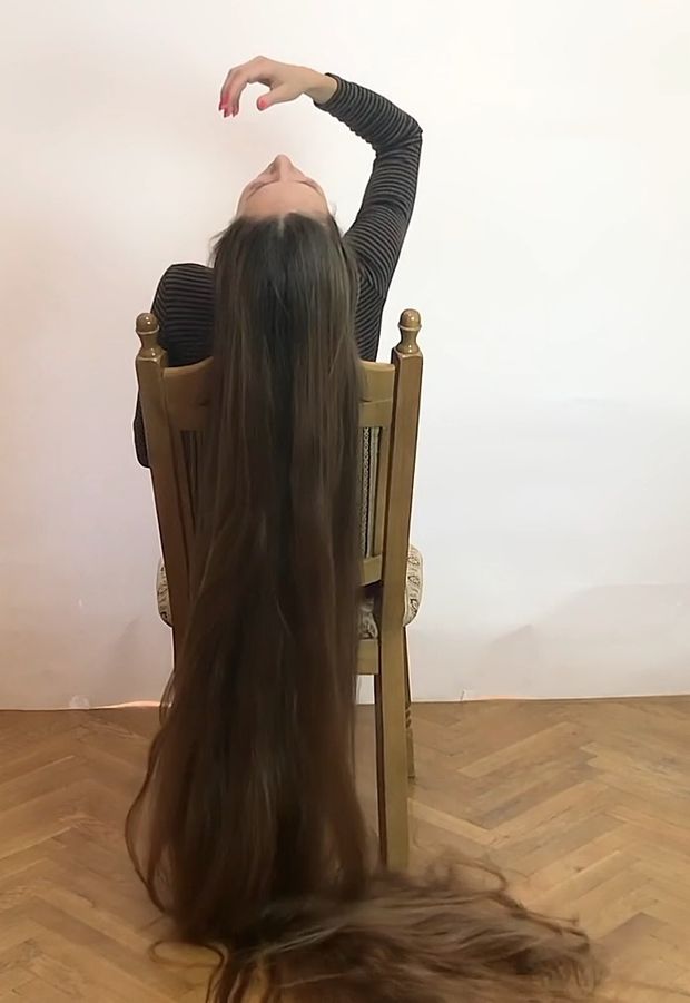 VIDEO - Floor length hair display