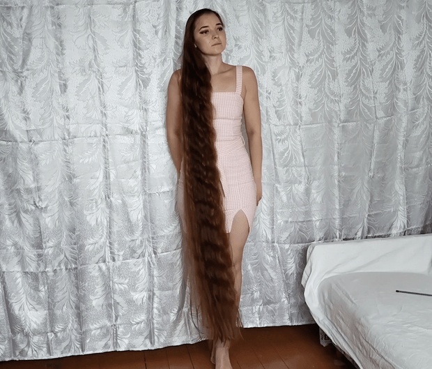 VIDEO - Margarita&#x27;s super long, creative hair play