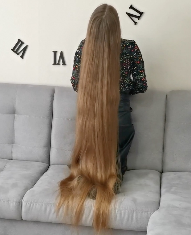 VIDEO - Using floor length hair as a blanket