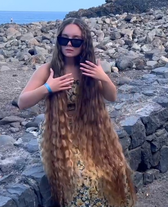 VIDEO - Natalia&#x27;s beautiful hair show by the sea