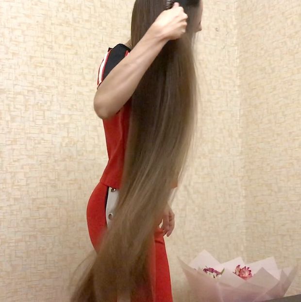 VIDEO - Elmira&#x27;s folded hair