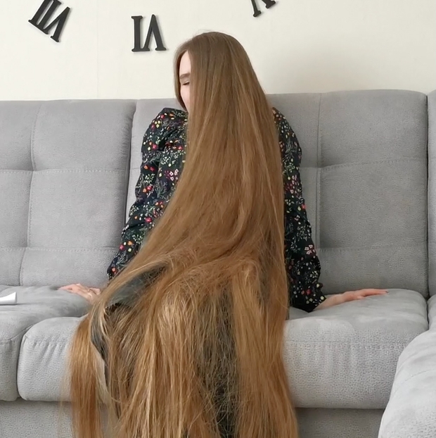 VIDEO - Using floor length hair as a blanket